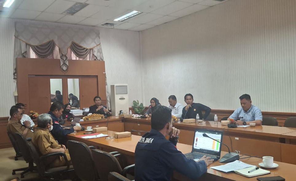 BERLANJUT: Rapat yang berlangsung pada Senin, (12/1) antara Direksi Perumda Tirta Taka dan Komisi II DPRD Nunukan.