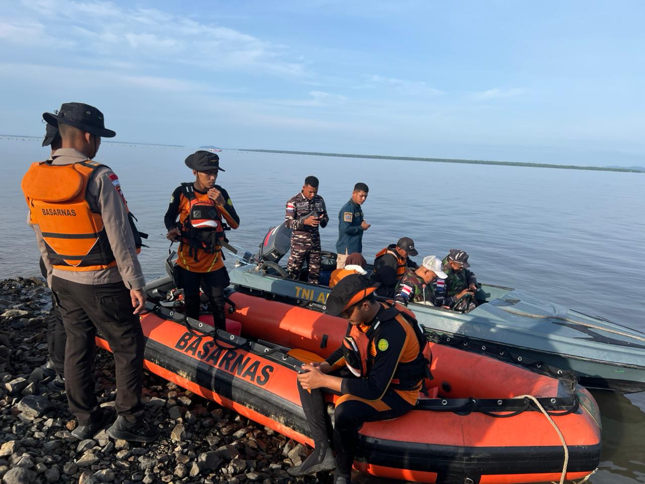 BERLANJUT: Personel gabungan SAR melakukan pencarian hari kedua pasca kejadian.