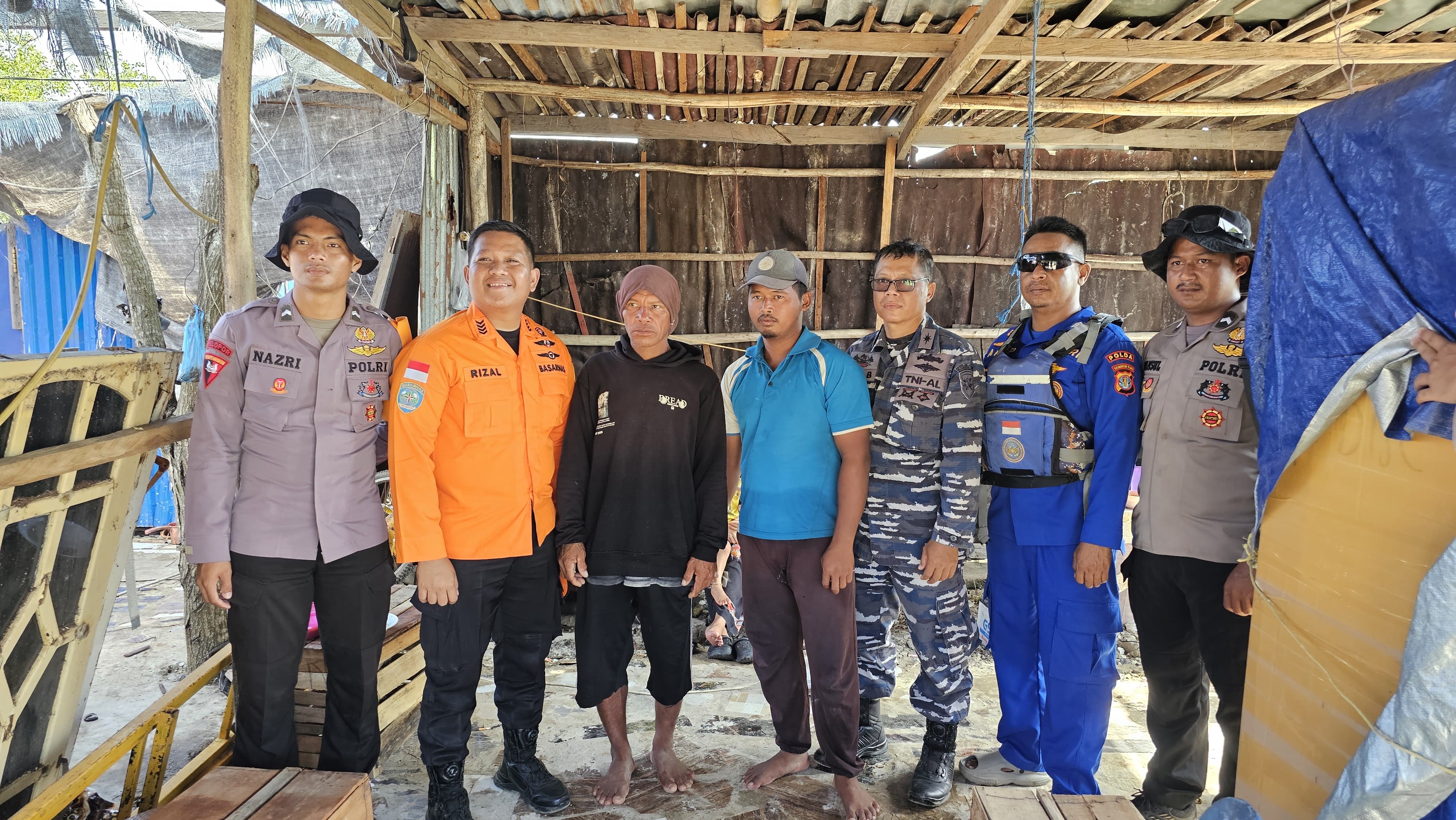 SELAMAT : Dua korban longboat terbalik saat dievakuasi ke kediamannya.