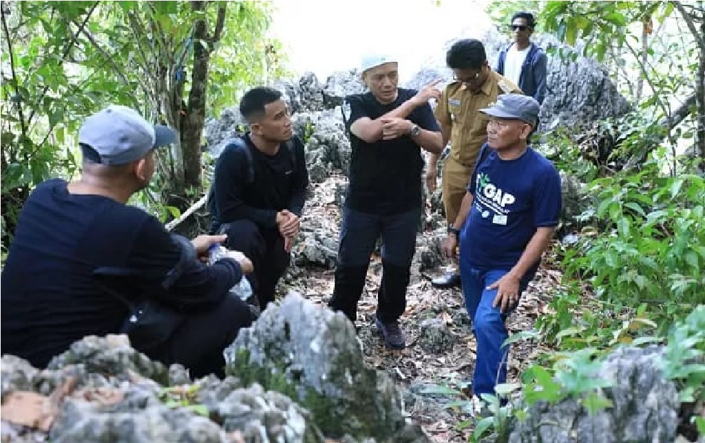 TINJAU LAPANGAN: Sekeda Bulungan mengunjungi objek wisata Gunung Putih.