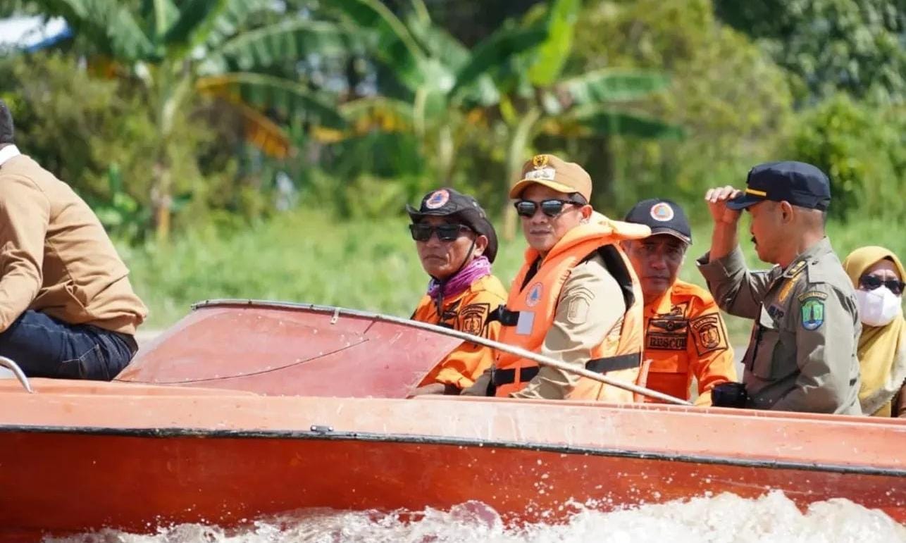 PANTAU : Bupati Nunukan, H. Irwan Sabri saat berkunjung ke lokasi banjir di Kecamatan Sembakung.