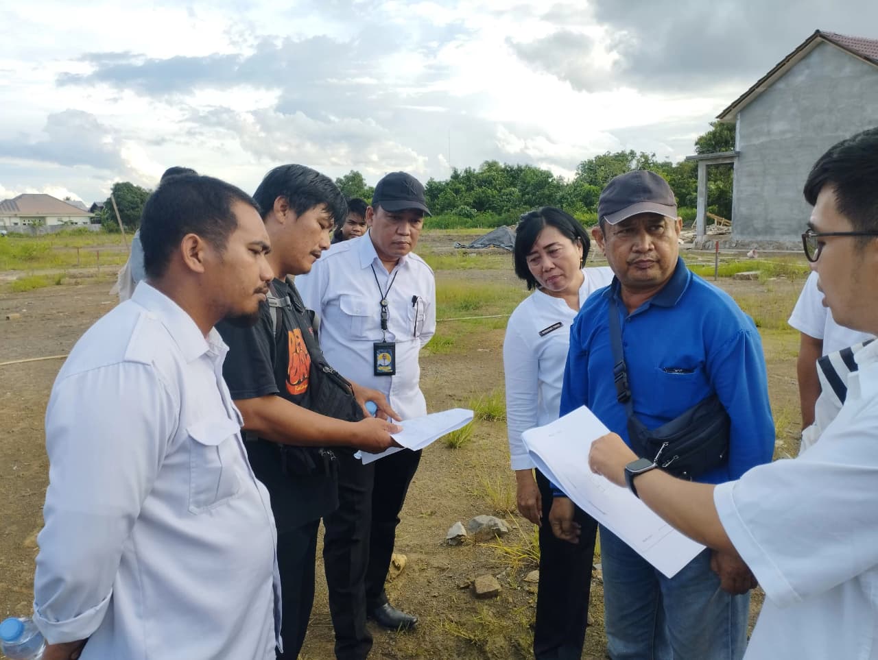 PENGUKURAN: Petugas BPN Bulungan saat melakukan pengukuran dalam pelaksnaan PTSL tahun sebelumnya.