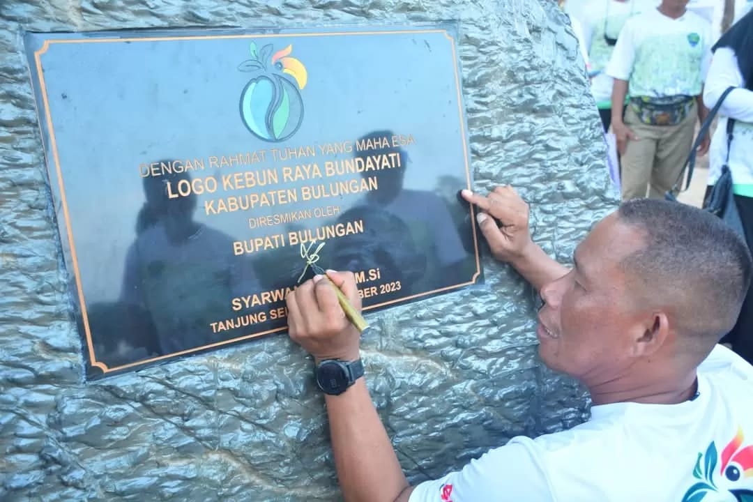 TEKEN PRASASTI: Logo Kebun Raya Bundayati diresmikan Bupati Bulungan.