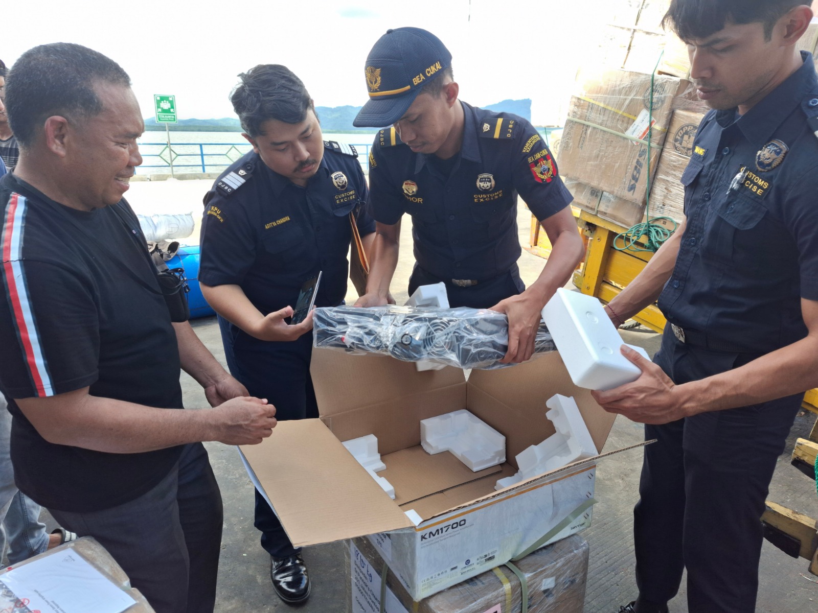 PENGECEKAN : Personel Bea Cukai Nunukan melakukan pemeriksaan terhadap barang yang masuk melalui Pelabuhan Tunong Taka, Nunukan.