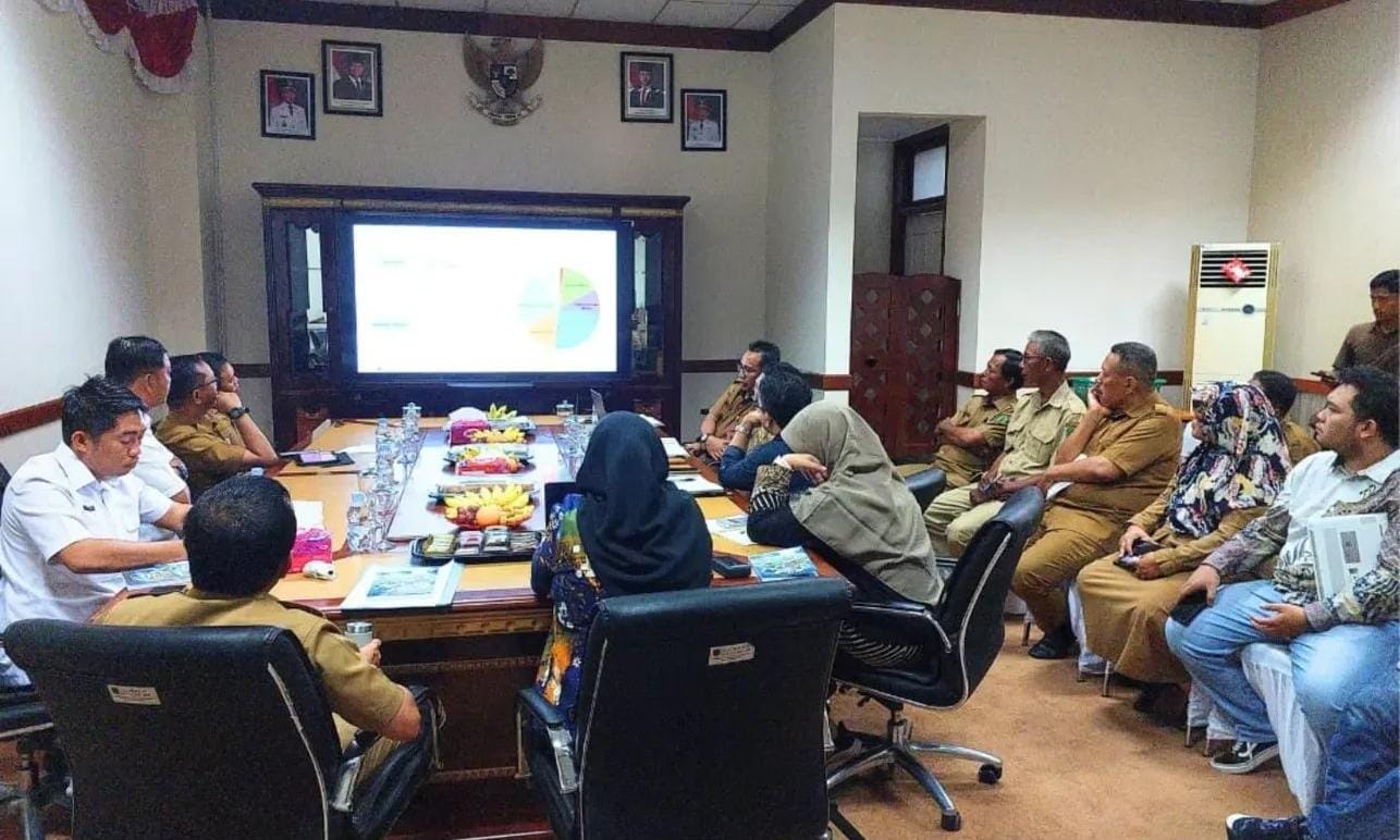 AUDIENSI : Rombongan Airlangga Institute of Indian Ocean Crossroads (AIIOC), Universitas Airlangga saat bertemu Wakil Bupati Nunukan, Hermanus, Selasa (13/1).  &nbsp;