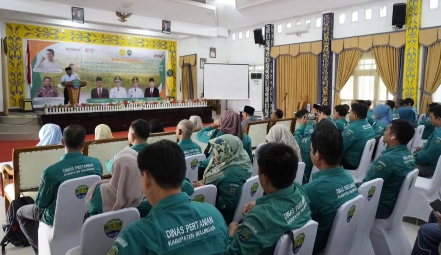 BERIKAN SAMBUTAN: Bupati Bulungan memberikan sambutan dalam pertemuan penyuluh pertanian.