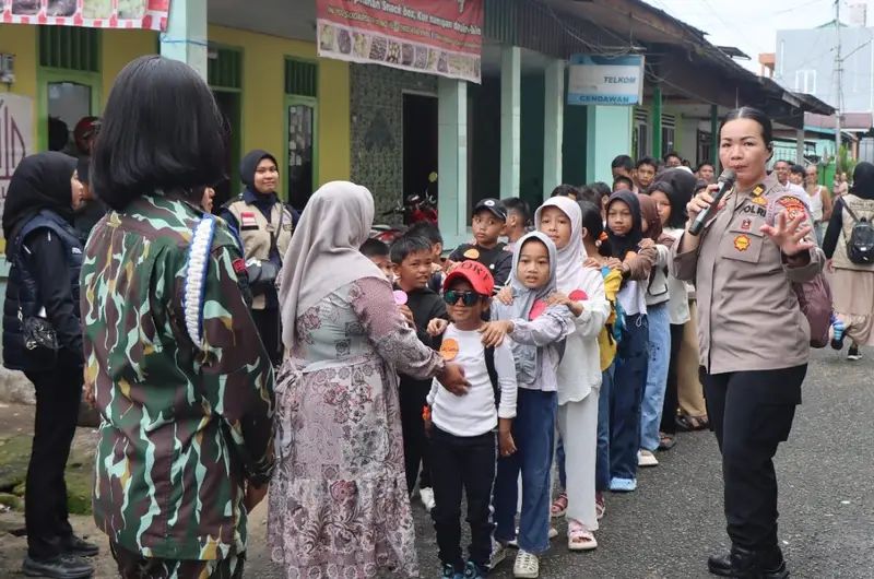 PEMBERDAYAAN MASYARAKAT: Selain penindakan hukum, pendekatan sosial dan pemberdayaan masyarakat juga dilakukan untuk mengubah distigma sebagai kampung narkotika di Selumit Pantai.