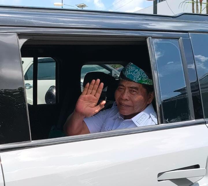 TRANSISI: Gubernur Kaltara, Zainal A Paliwang saat menggunakan mobil listrik yang merupakan kendaraan dinasnya.