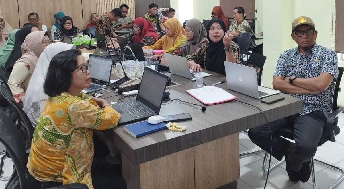 TINGKATKAN KINERJA : Kepala Dinkes P2KB Nunukan, Hj. Miskia saat memimpin rapat evaluasi bersama jajarannya.