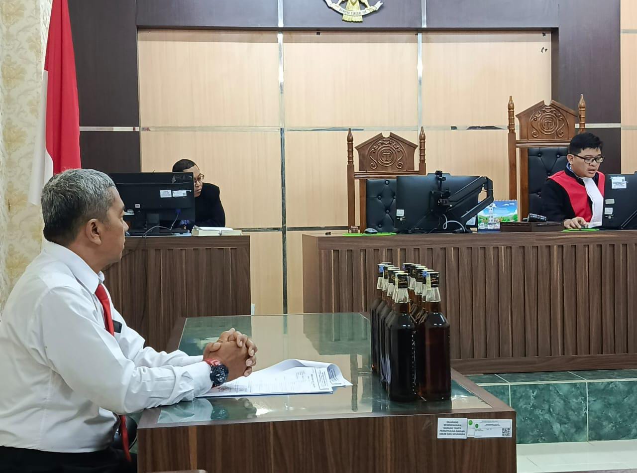 EFEK JERA: PPNS Tana Tidung Heriansyah bersama barang bukti di sidang tindak pidan ringan (tipiring) di Pengadilan Negeri Tanjung Selor, Kamis (15/1). &lrm;