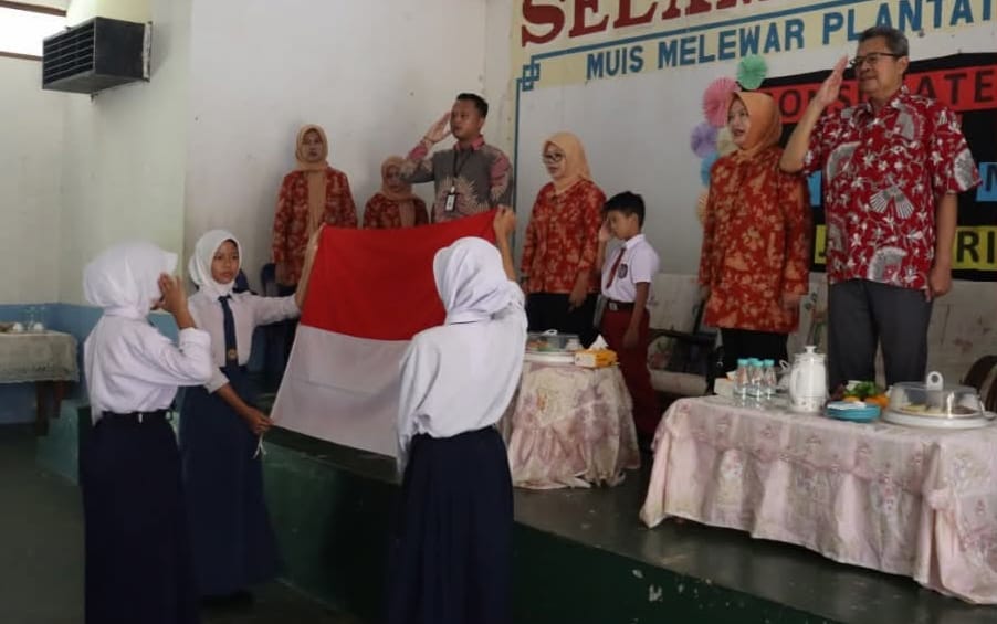NASIONALISME : Siswa-siswi CLC Muis Melewar yang merupakan anak Pekerja Migran Indonesia mengikuti pembentangan Bendera Merah Putih kemudian menyanyikan Lagu Kebangsaan Indonesia Raya.