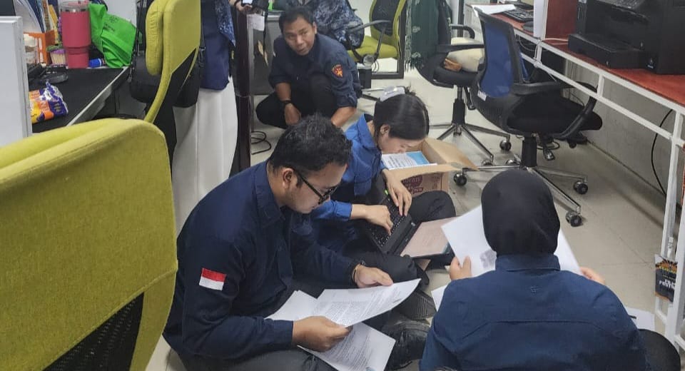 PENGGELEDAHAN: Penyidik Kejati Kaltara saat memeriksa dokumen rerkait dugaan korupsi hibah Asita.