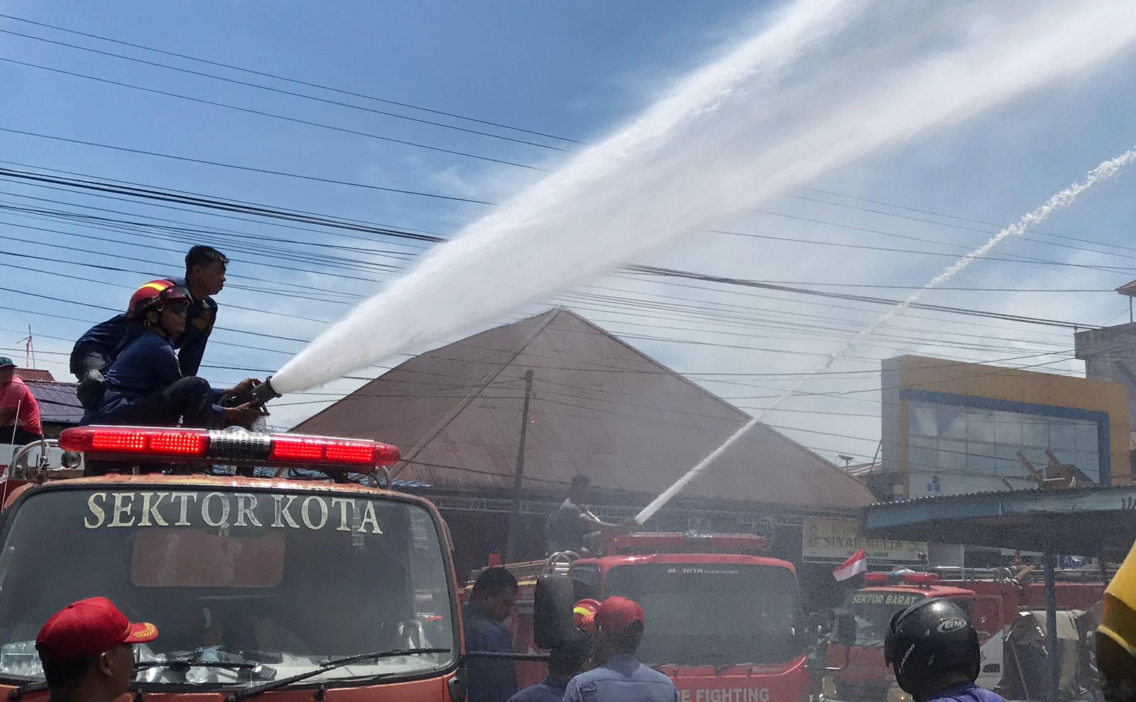 PISAH: Satuan Damkar Malinau saat mengoperasikan fire pump truck saat kebakaran Pasar Pelangi 2025 lalu.