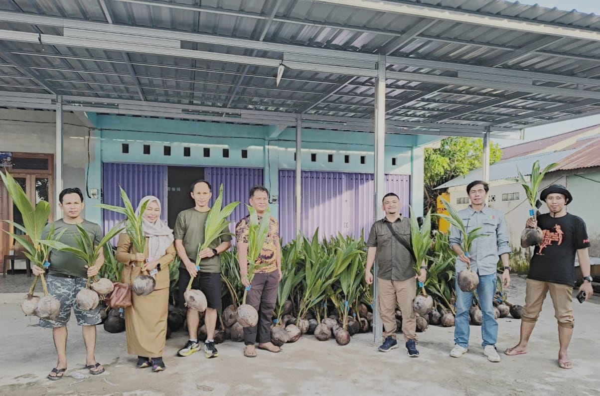 BANTUAN KELAPA: Sebanyak 11 ribu benih kelapa dibagikan kepada 12 poktan di Bulungan.