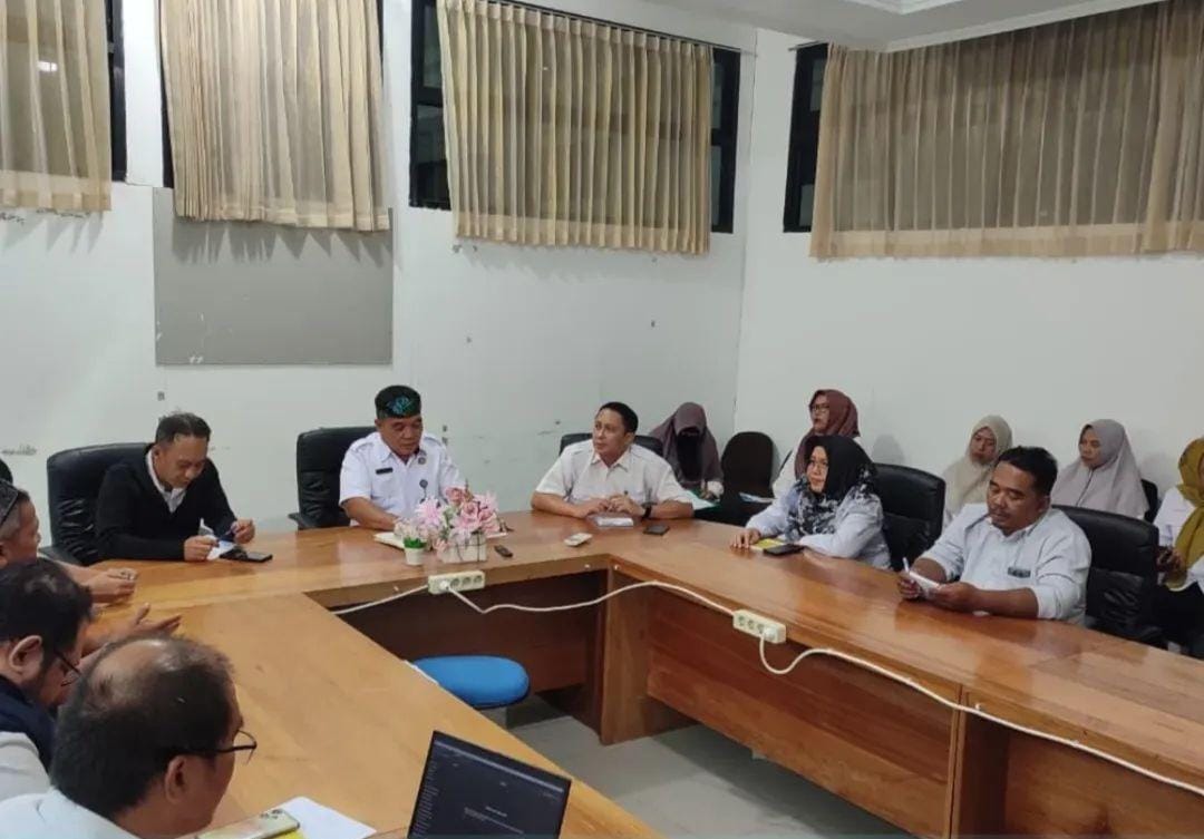 PERKUAT KOORDINASI: Kepala DKIP Bulungan memimpin rapat internal.