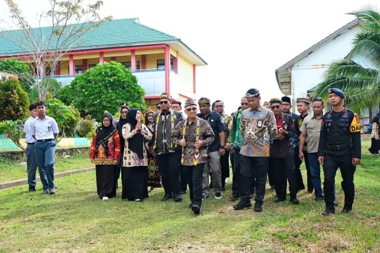 KUNKER : Wakil Bupati Nunukan, Hermanus mendampingi Wamendikdasmen, Atip Latipulhayat saat berkunjung ke Pulau Sebatik.