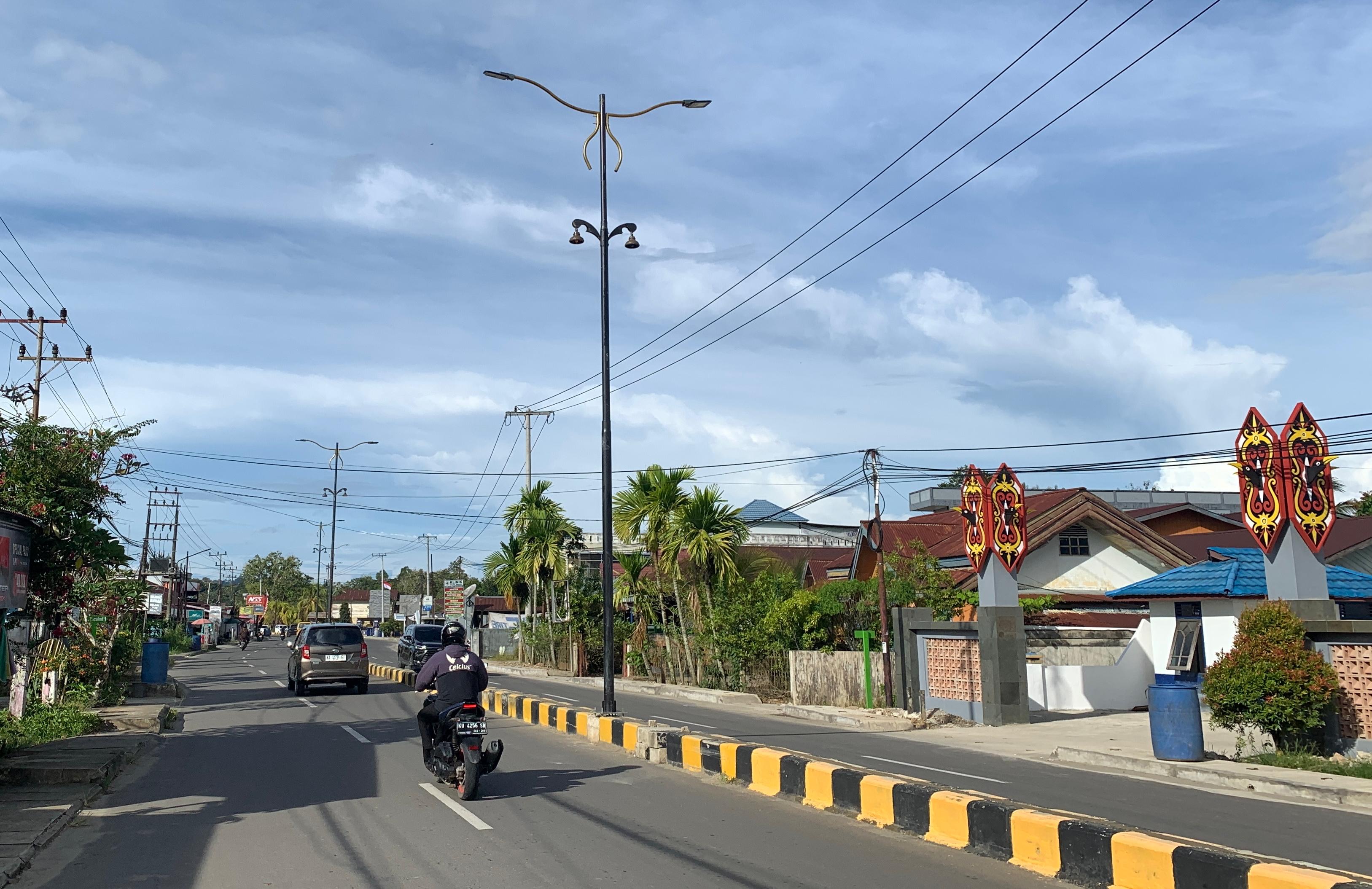 TERANG: Terlihat penerangan jalan umum (PJU) di sepanjang Jl. Raja Pandita mulai rampung secara bertahap.