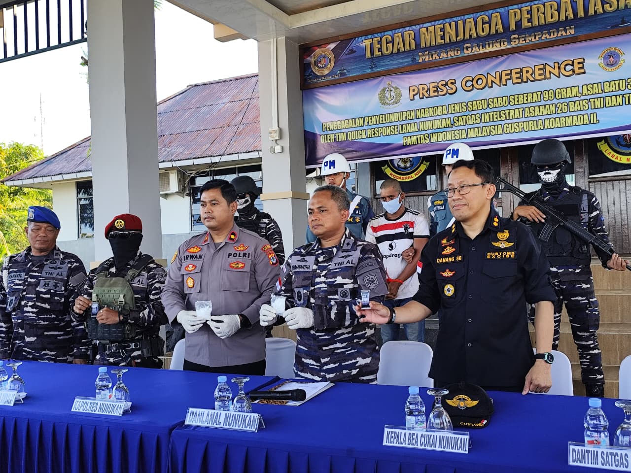 DIBEKUK: Komandan Lanal Nunukan, Kolonel Laut (P) Primayantha Maulana Malik bersama saat memperlihatkan barang bukti yang diamankan dari P.