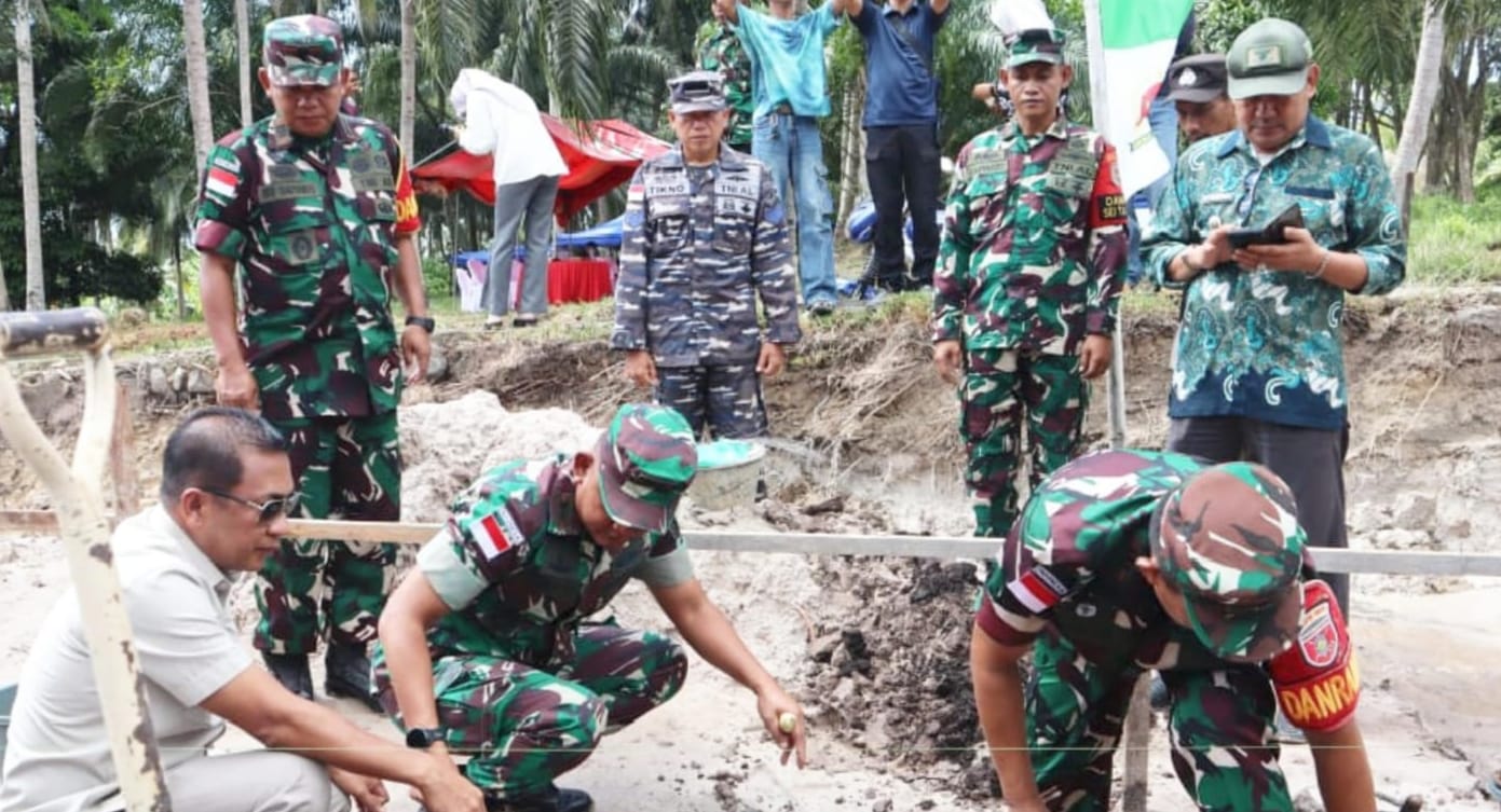 EKONOMI PERBATASAN: Proses peletakan baru pertama pembangunan Koperasi Merah Putih di Desa Tanjung Karang, Sebatik.
