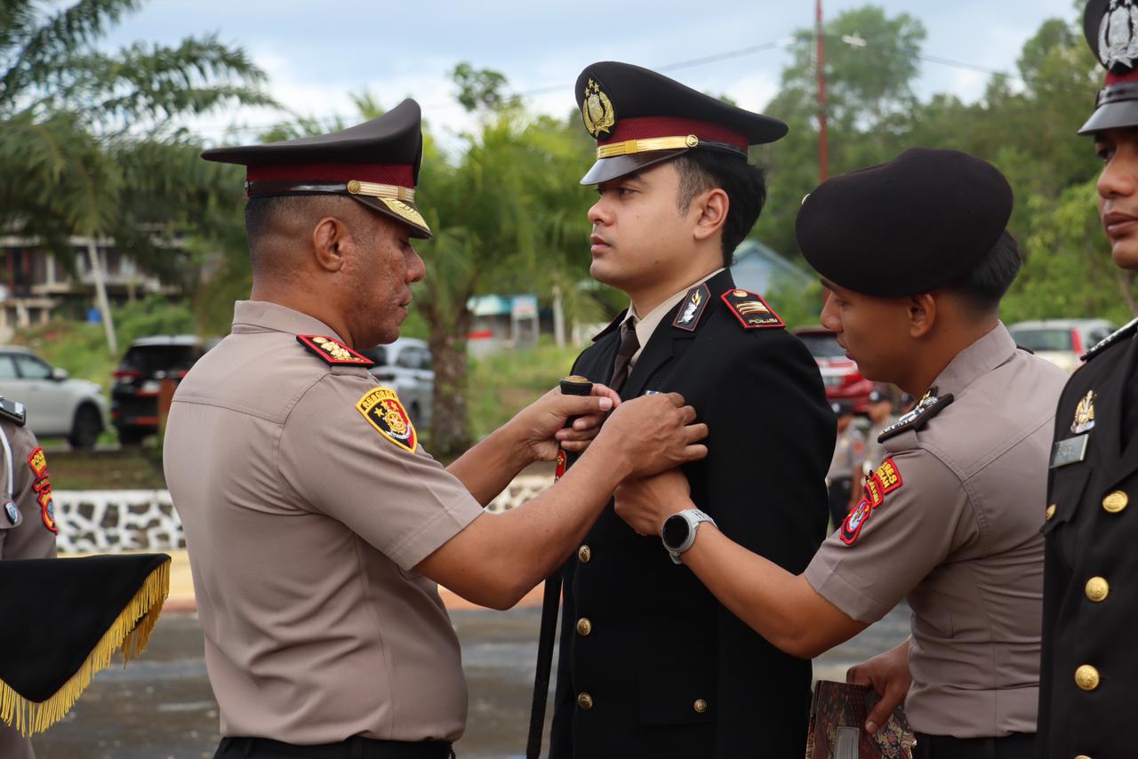 PENGANUGERAHAN : Kapolres Nunukan, AKBP Bonifasius Rumbewas menyematkan Tanda Kehormatan Satya Lencana Pengabdian ke personel atas pengabdiannya.