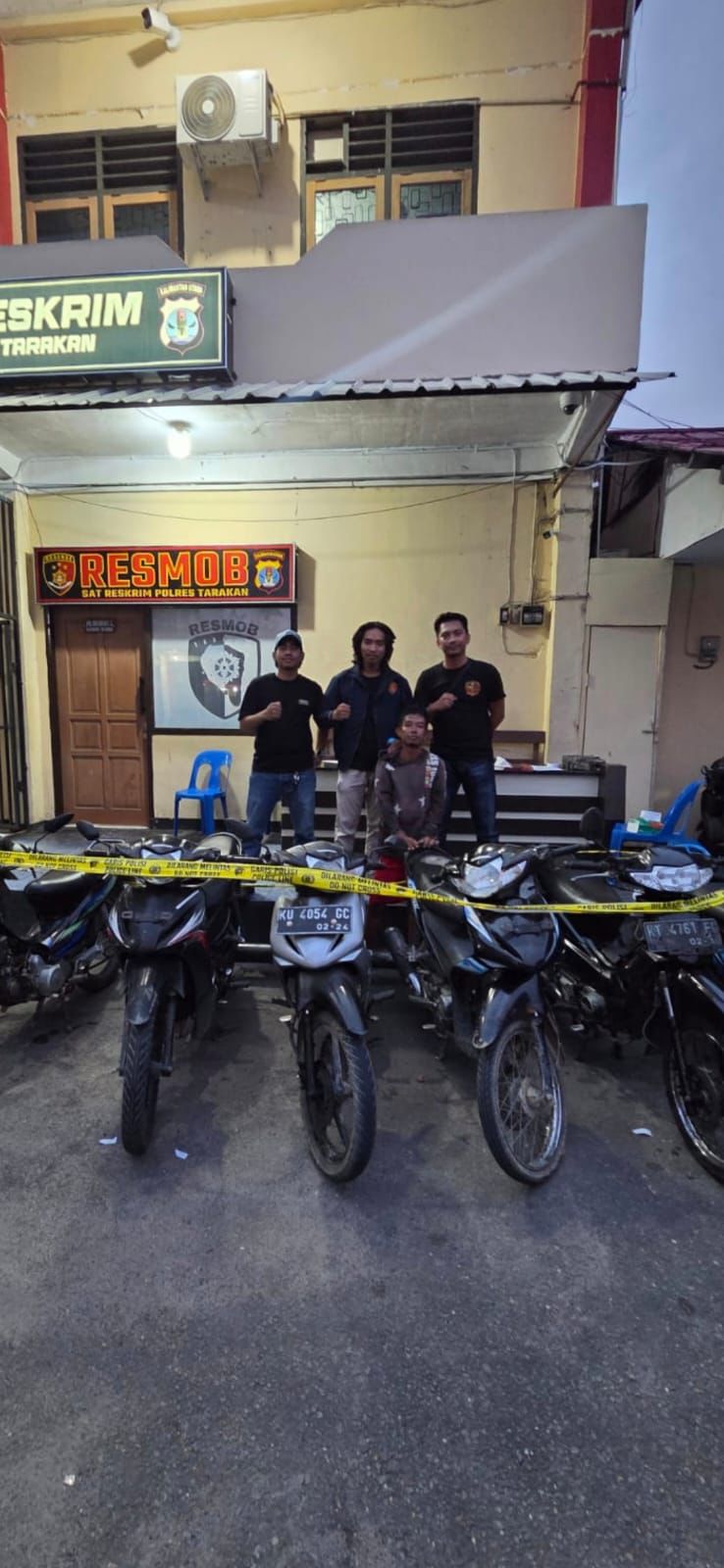 DIAMANKAN : Pelaku yang diamankan beserta barang bukit berupa 8 unit motor.