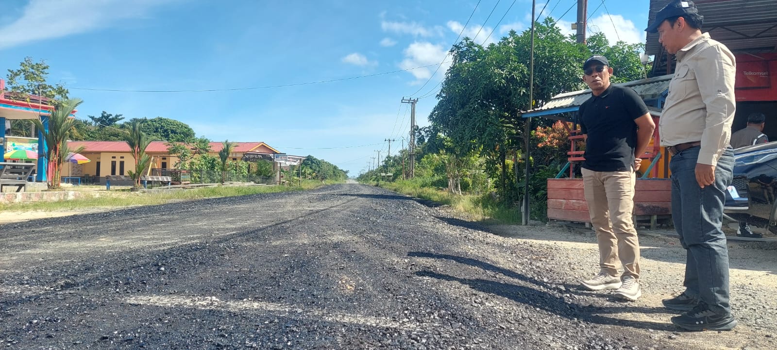 TINJAU LAPANGAN: Bupati Bulungan saat meninjau progres pekerjaan jalan di Bulungan.