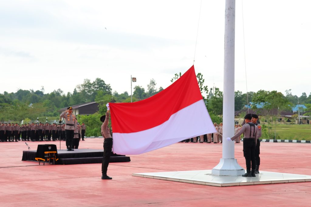 PENGIBARAN BENDERA: Apel Hari Kesadaran Nasional di Mapolda Kaltara, Senin (19/1).