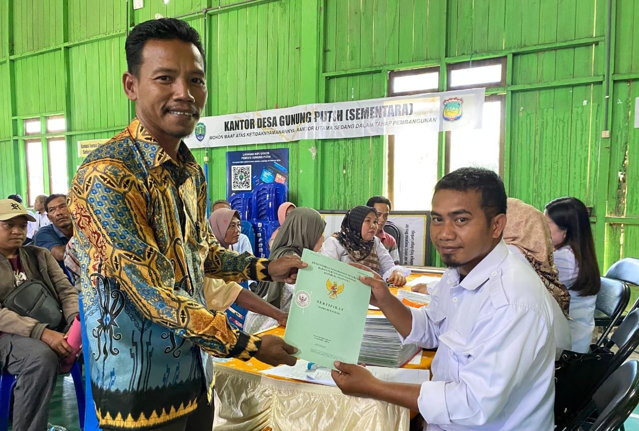 SERTIFIKAT TANAH: Petugas BPN Bulungan menyalurkan sertifikat PTSL.