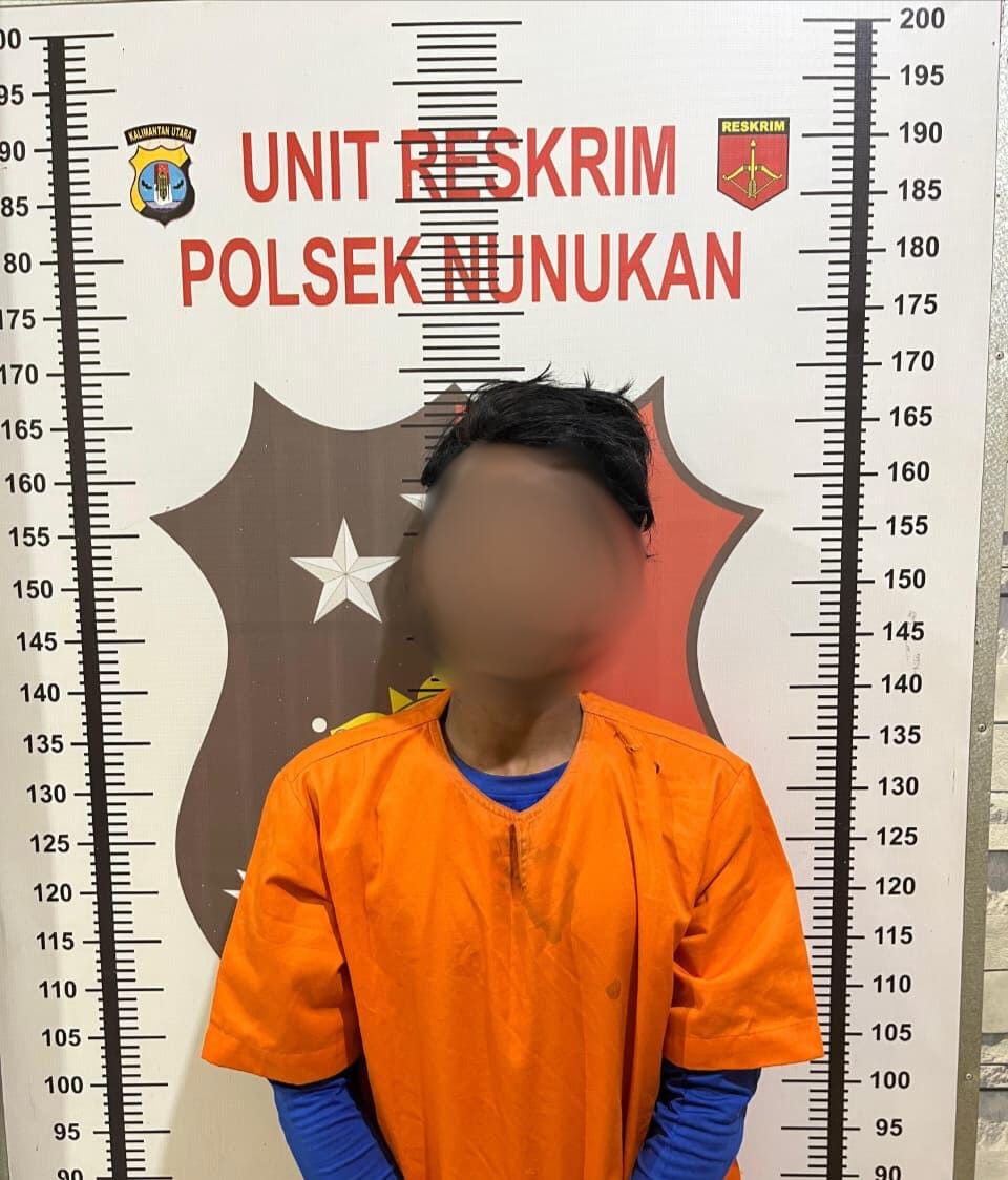 DIAMANKAN: Pelaku N residivis pencurian dan pemberatan saat diamankan di Mapolsek Nunukan.
