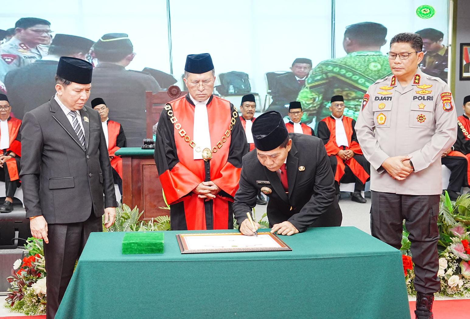 PLENO: Gubernur Kaltara, Dr. H. Zainal Arifin Paliwang, SH., M.Hum menandatangani komitmen bersama pencanangan zona integritas PT Kaltara.