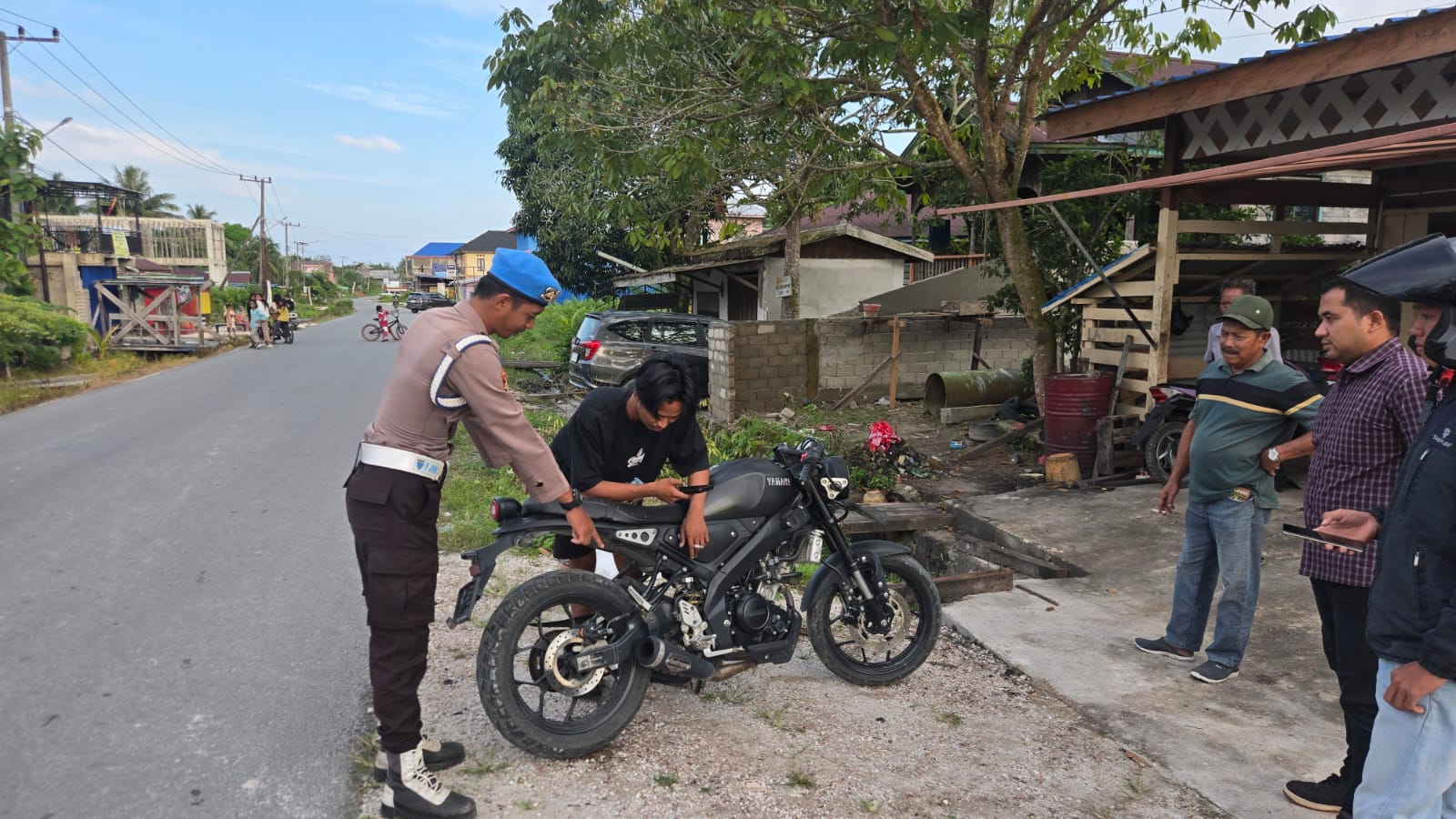 DITERTIBKAN: Petugas mengamankan sebanyak 10 motor yang menggunakan knalpot brong.