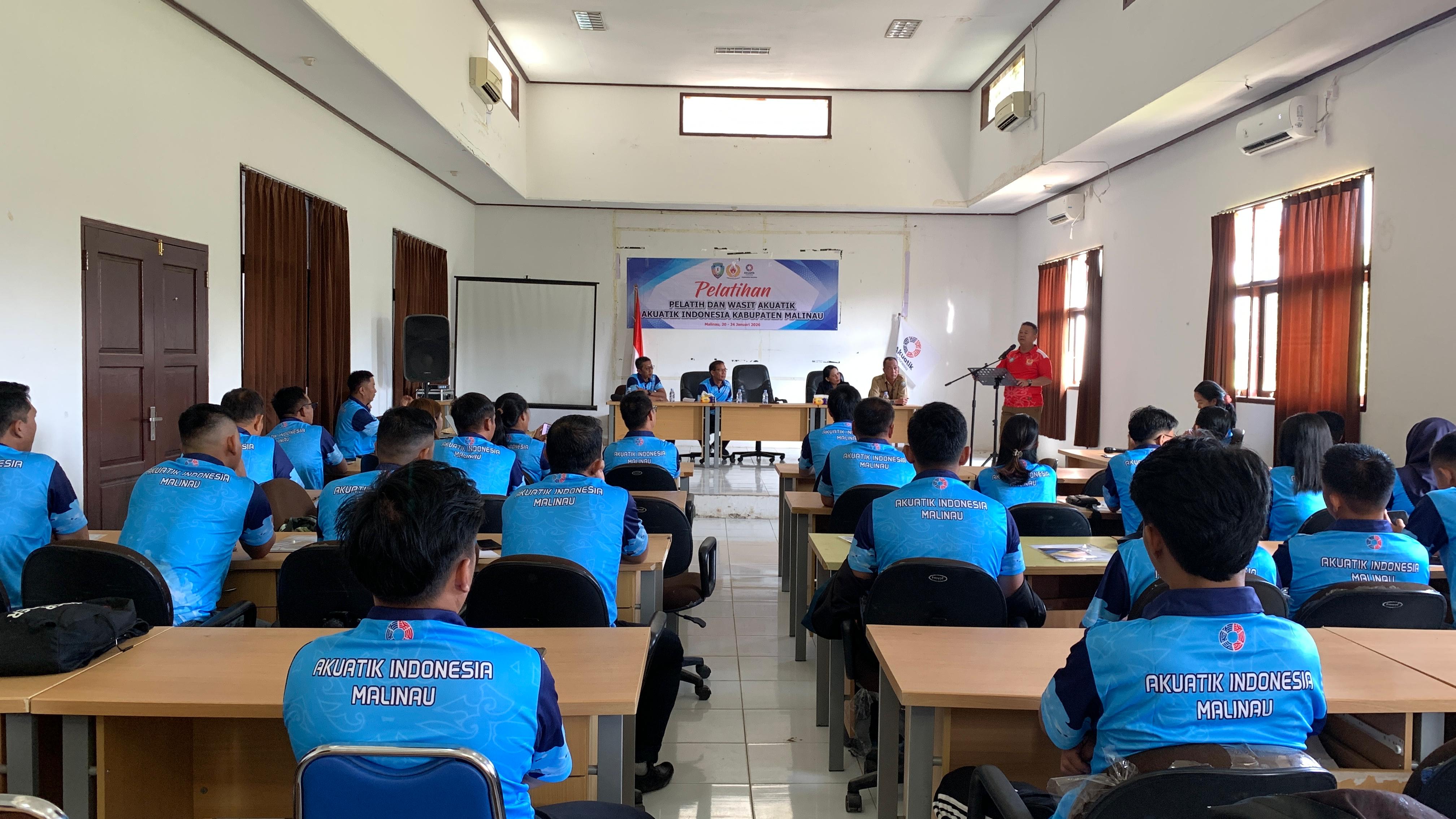 PELATIHAN: Sebanyak 35 peserta pelatihan pelatih dan akuatik Malinau menerima materi di Gedung Diklat BKD.