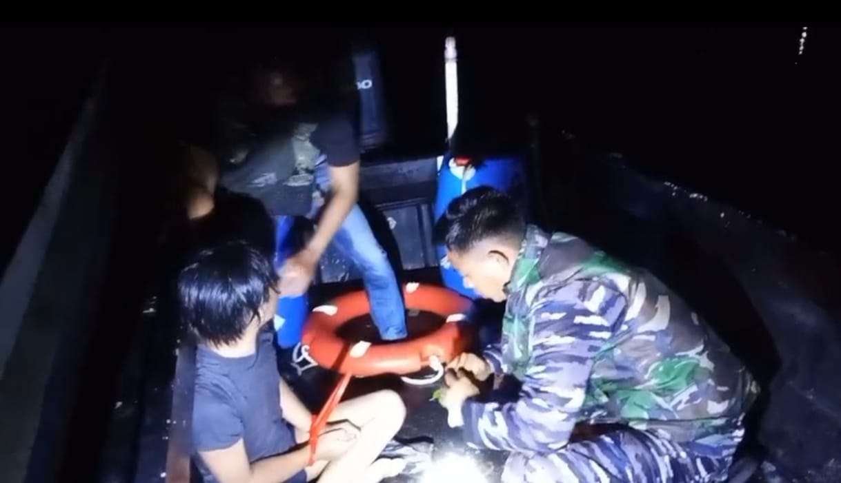 DIBEKUK: RI dibekuk personel gabungan TNI Polri dan Bea Cukai Nunukan beserta barang bukti narkotika jenis sabu.