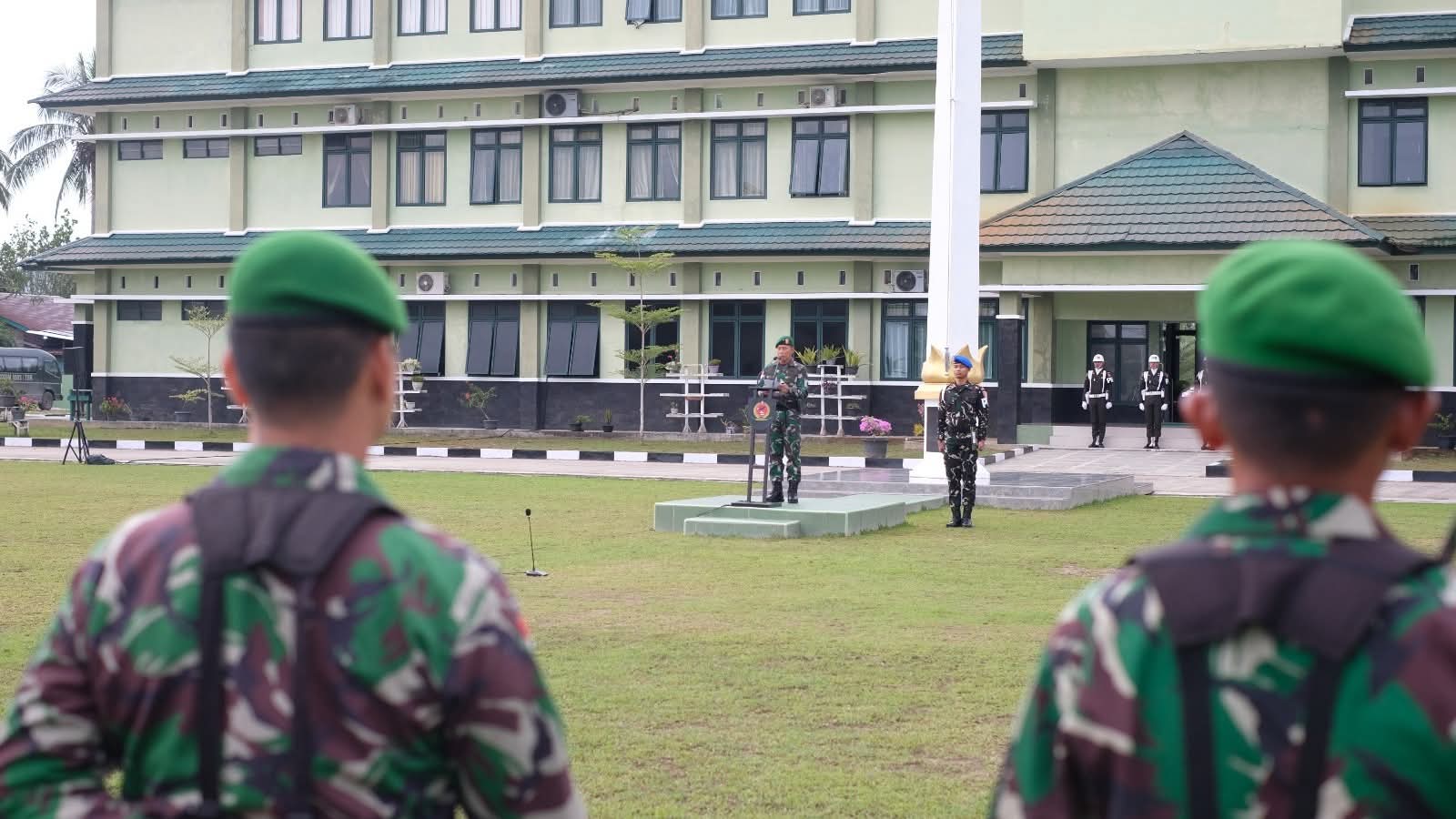 BERIKAN ARAHAN: Danrem 092/Maharajalila memberikan arahan dalam upacara bendera bulanan di Makorem 092/Maharajalila.