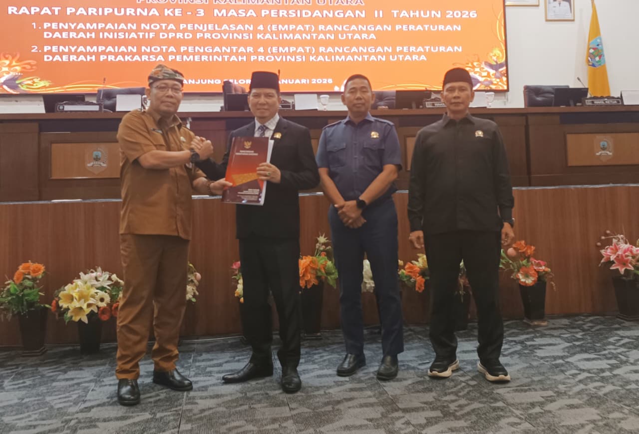 PAYUNG HUKUM: Penyerahan dokumen usulan raperda dari Pemprov ke DPRD Kaltara.