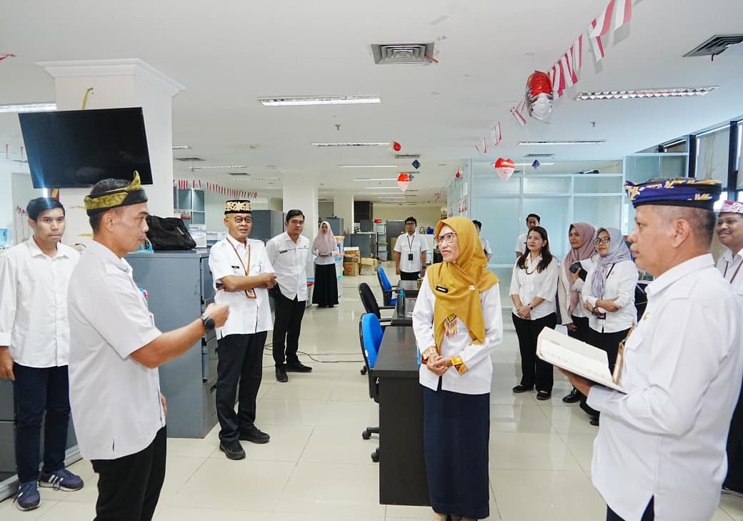FASILITAS: Sekprov Kaltara, Denny Harianto saat mengecek kondisi kantor perangkat daerah.