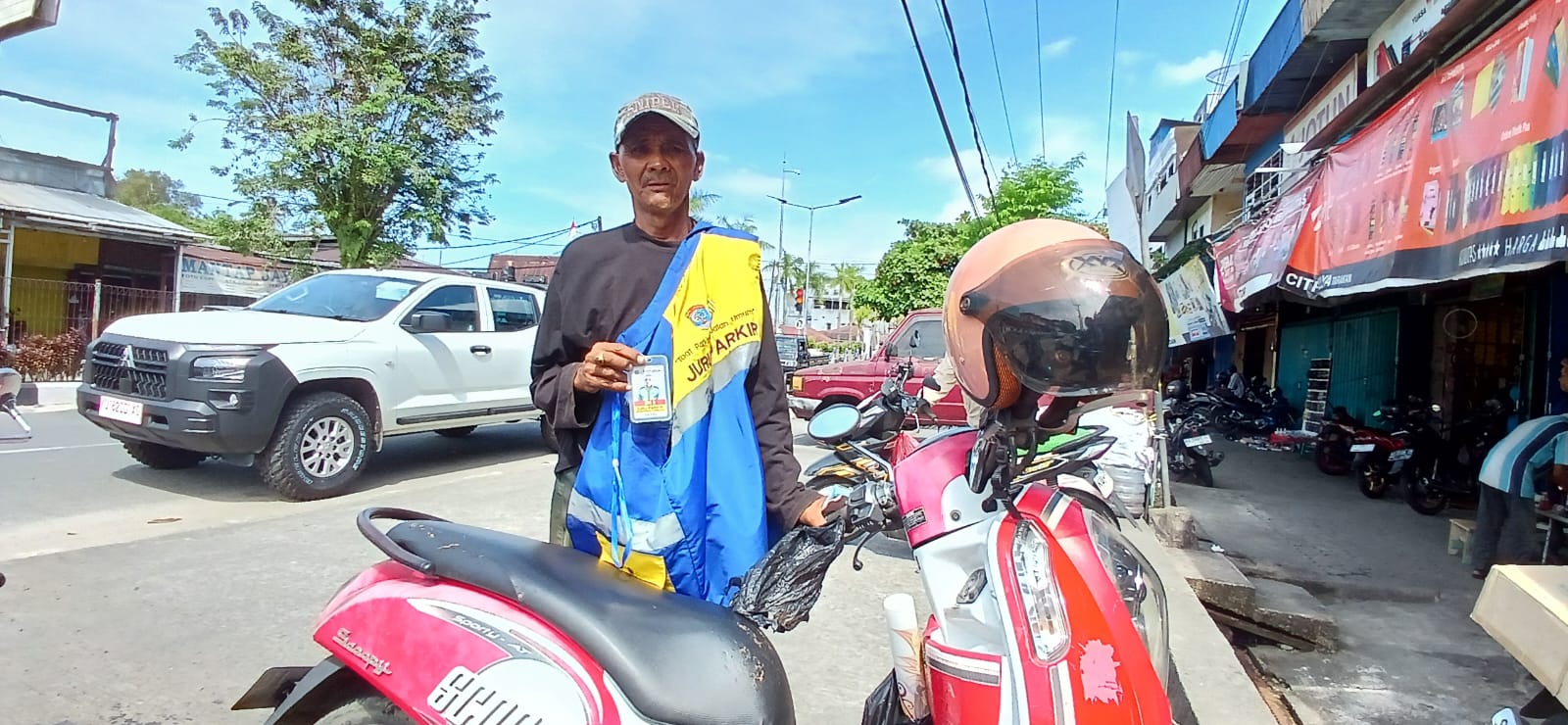 RESMI : Salah satu jukir di Kota Tarakan memegang tanda pengenal.