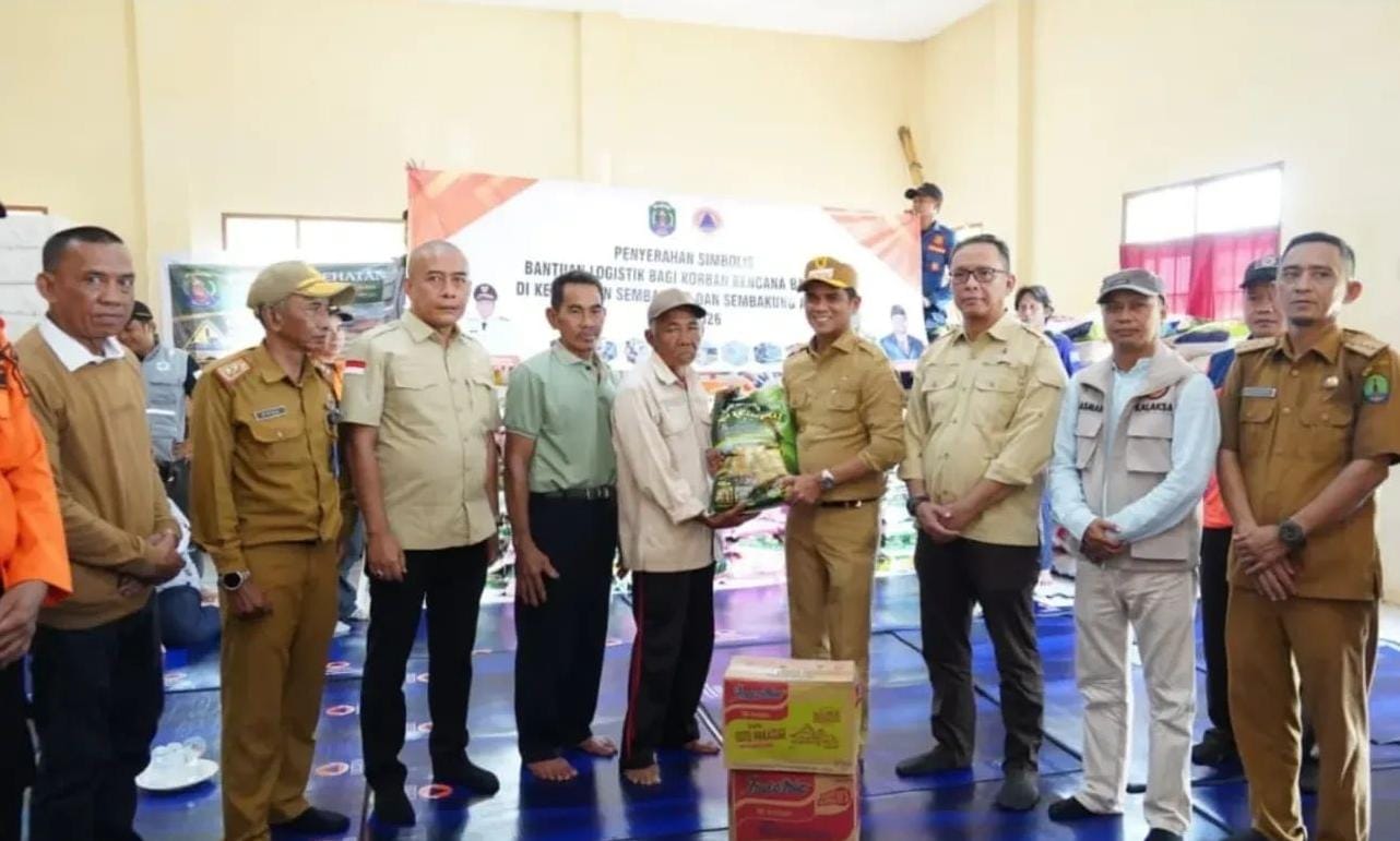 PENYALURAN : Bupati Nunukan H. Irwan Sabri saat berkunjung ke lokasi banjir dan memberikan bantuan ke masyarakat yang terdampak.  &nbsp;