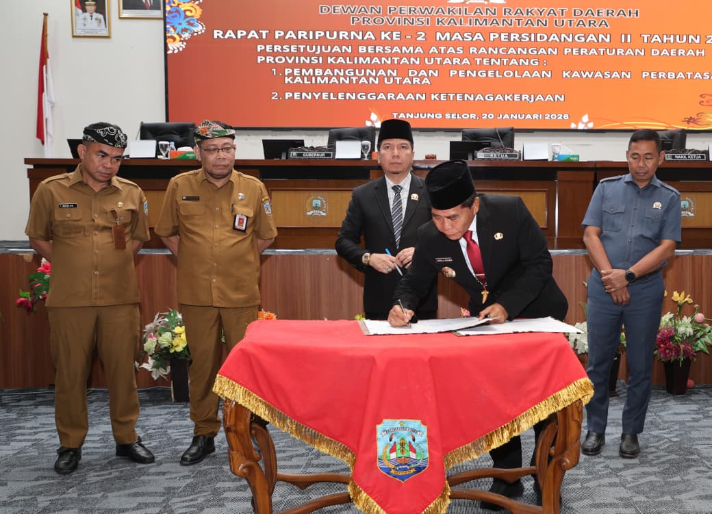KEBIJAKAN: Gubernur Kaltara, H. Zainal Arifin Paliwang menandatangani dokumen Raperda tentang Pembangunan dan Pengelolaan Kawasan Perbatasan.