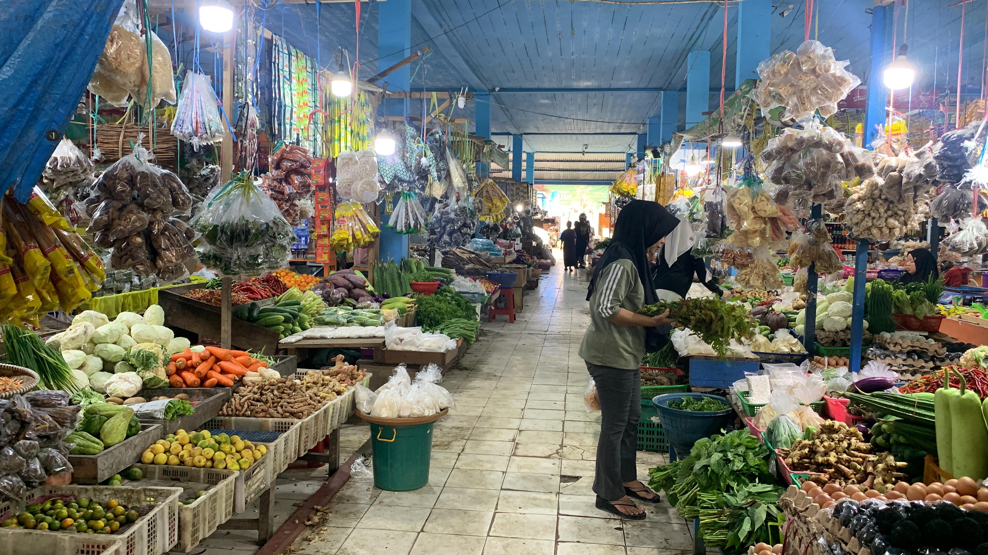 TURUN: Suasana Pasar Induk Malinau, terlihat beberapa masyarakat sedang berbelanja sayur mayur.