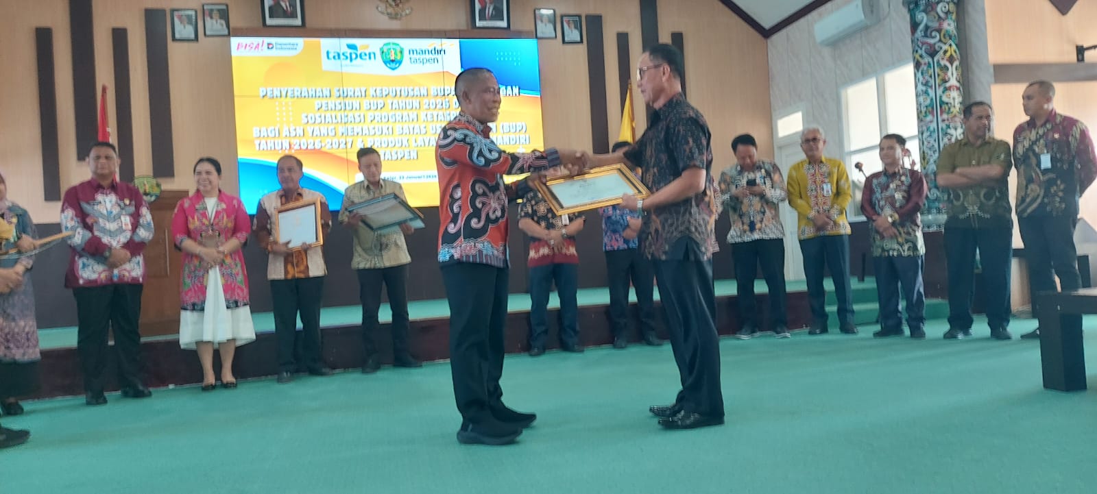 SERAHKAN SK: Bupati Bulungan menyerahkan SK purna tugas ASN di lingkup Pemkab Bulungan.