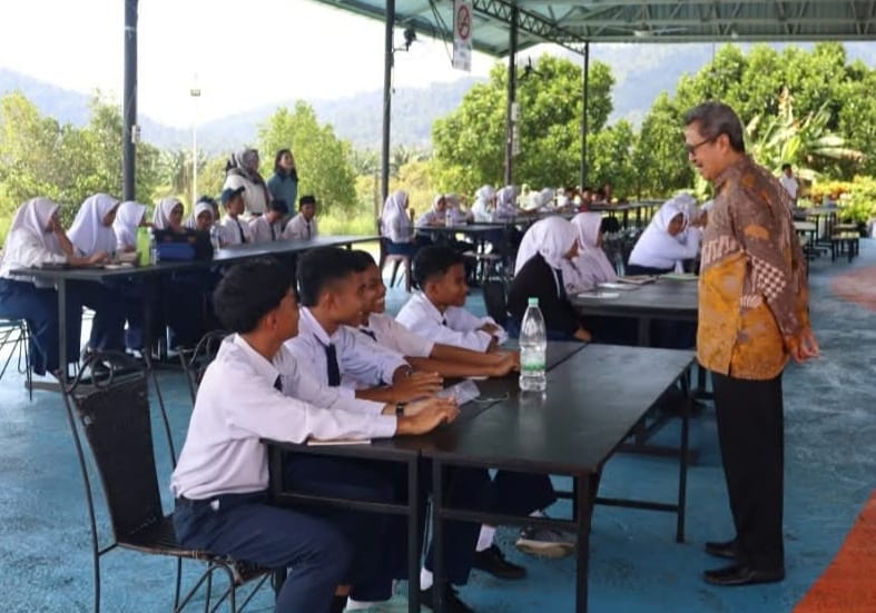 PEMBEKALAN : Acting Konsulat RI Tawau, Dino Nurwahyudin saat memberikan arahan ke 80 siswa-siswi CLC yang Gugus Tawau&ndash;Semporna, Malaysia.