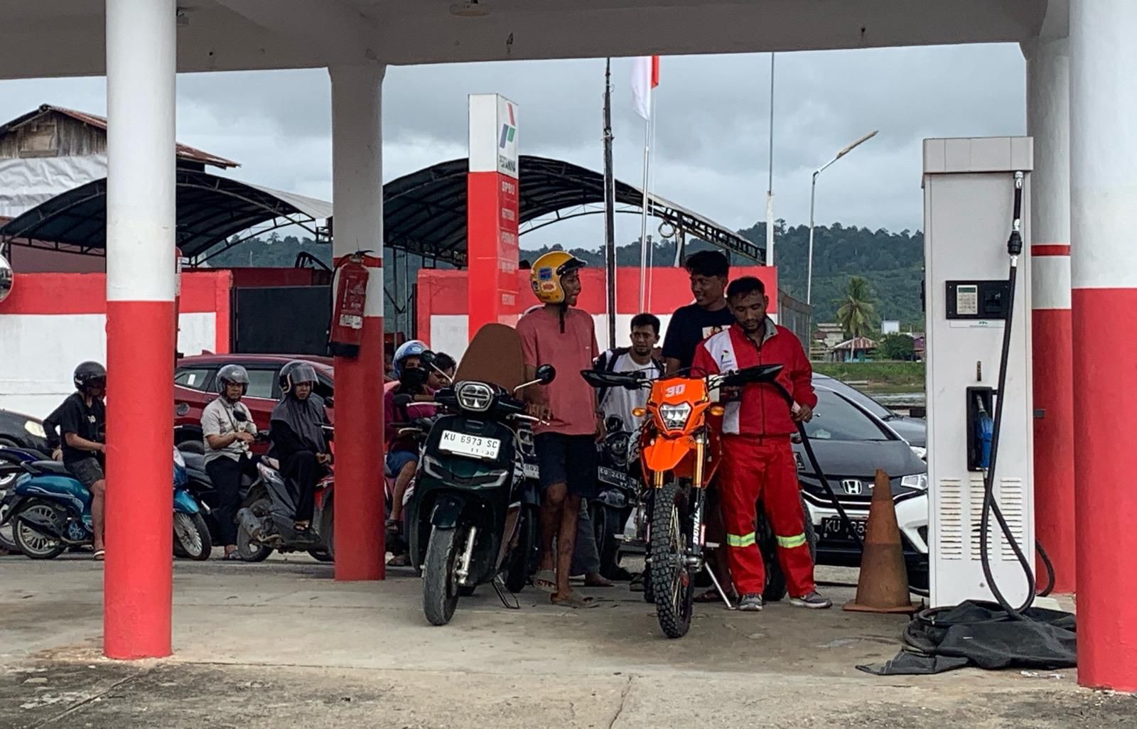 NAIK: Pekerja Operator SPBU yang sedang mengisi bahan bakar kepada pelanggan di SPBU Beringin Malinau.