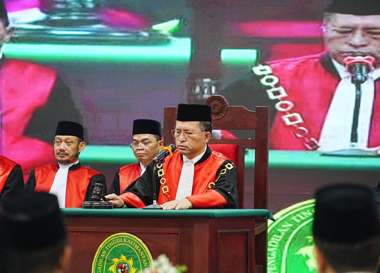 SIDANG: Ketua PT Kaltara, Dr. Marsudin Nainggolan memimpin sidang di PT Kaltara.