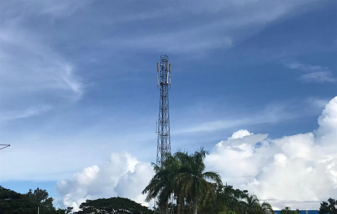 GANGGUAN: Tower jaringan Telkomsel yang berada di kawasan Stadion Utama Malinau.