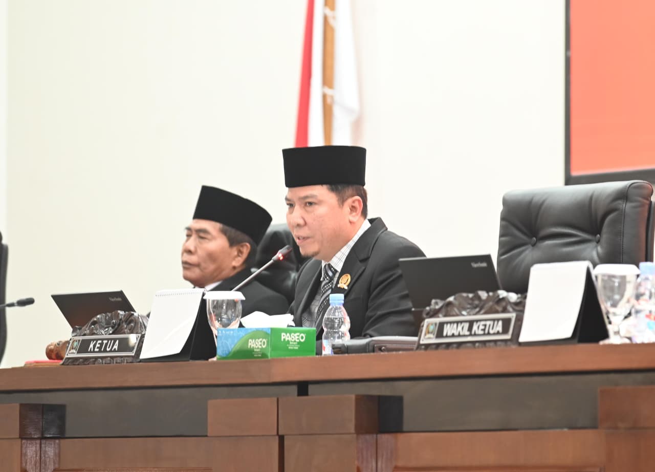 SIDANG DPRD: Ketua DPRD Kaltara, H. Achmad Djufrie saat memimpin sidang di DPRD Kaltara.