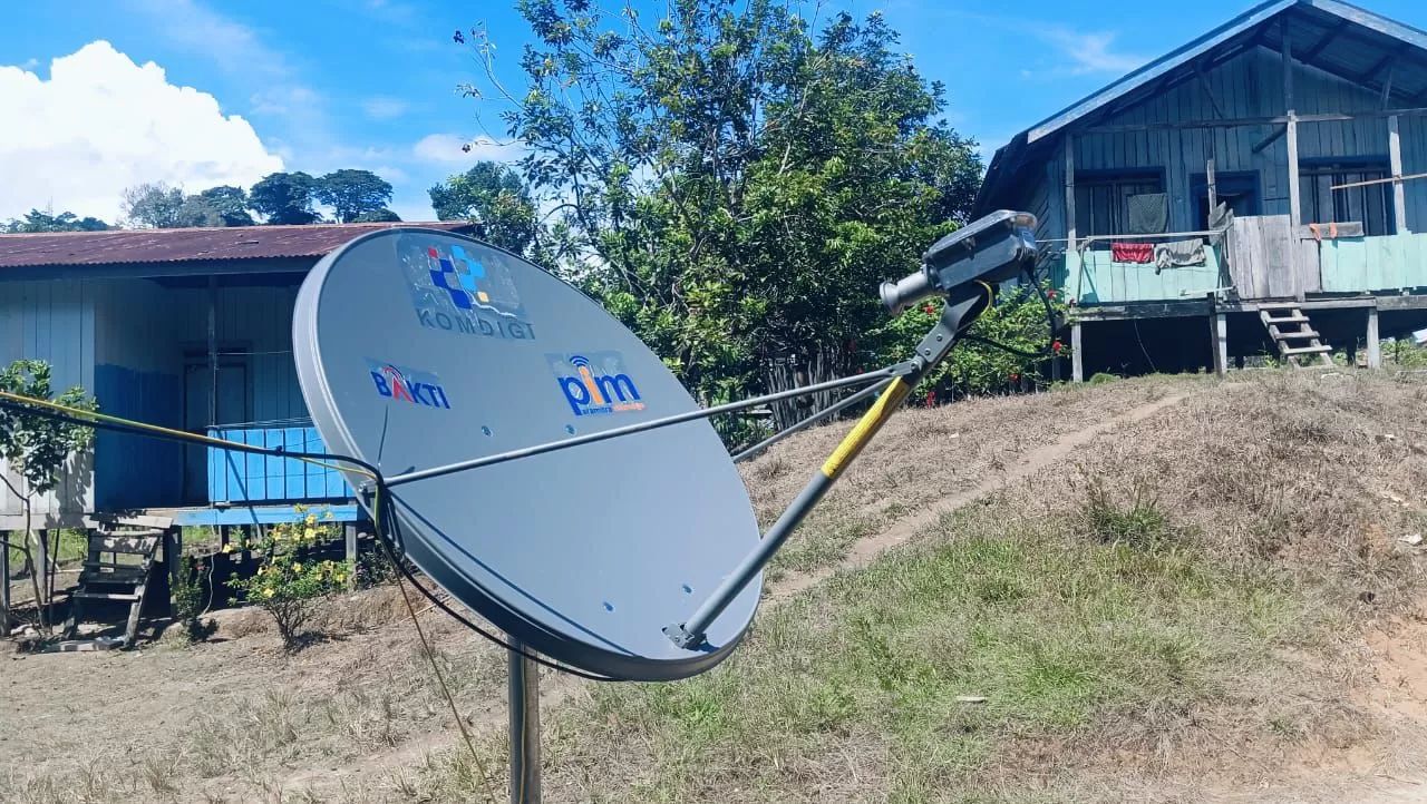BANTUAN: Antena parabola (VSAT) yang terpasang di salah satu puskesmas pembantu (pustu) di pedalaman Sungai Tubu.