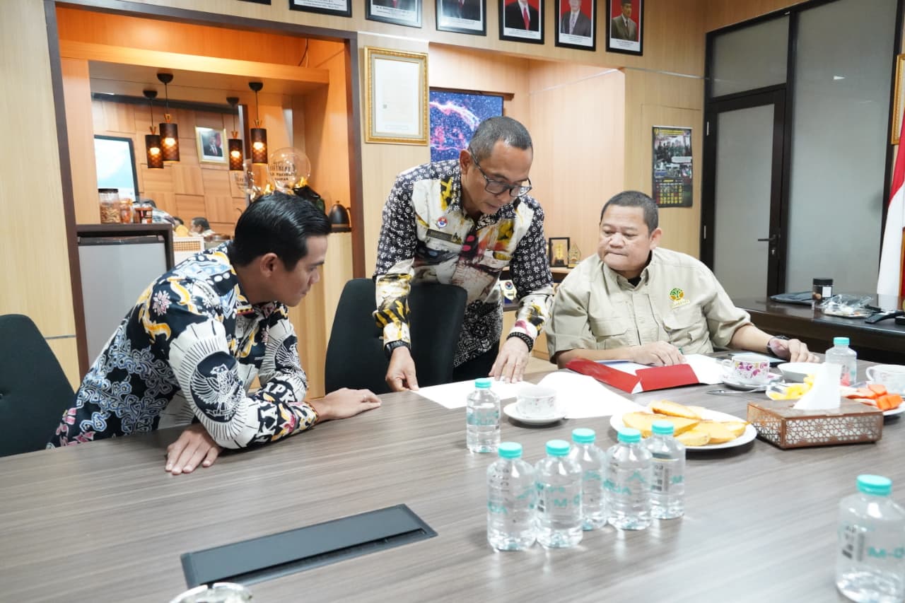 KOORDINASI : Bupati Nunukan H. Irwan Sabri saat berkomunikasi dengan BNPP terkait penetapan wilayah OBP.