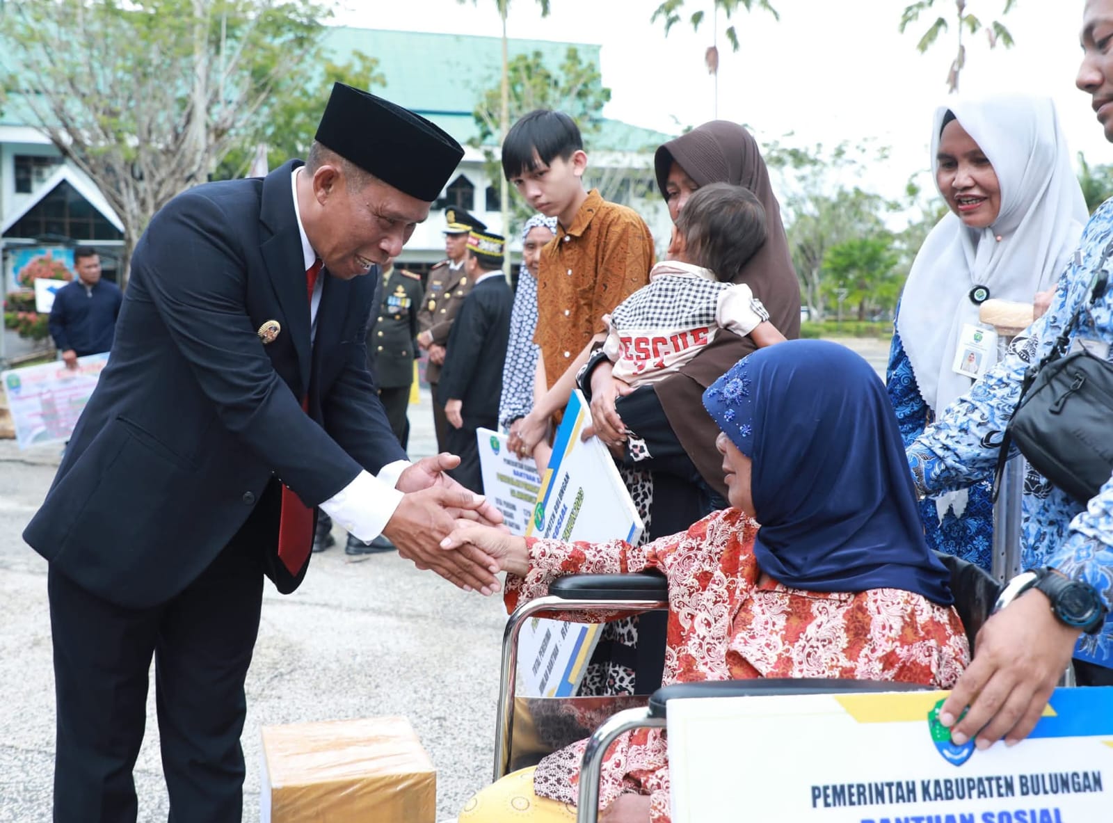 PENDATAAN: Bupati Bulungan saat menyerahkan bantuan kepada penyandang disabilitas.