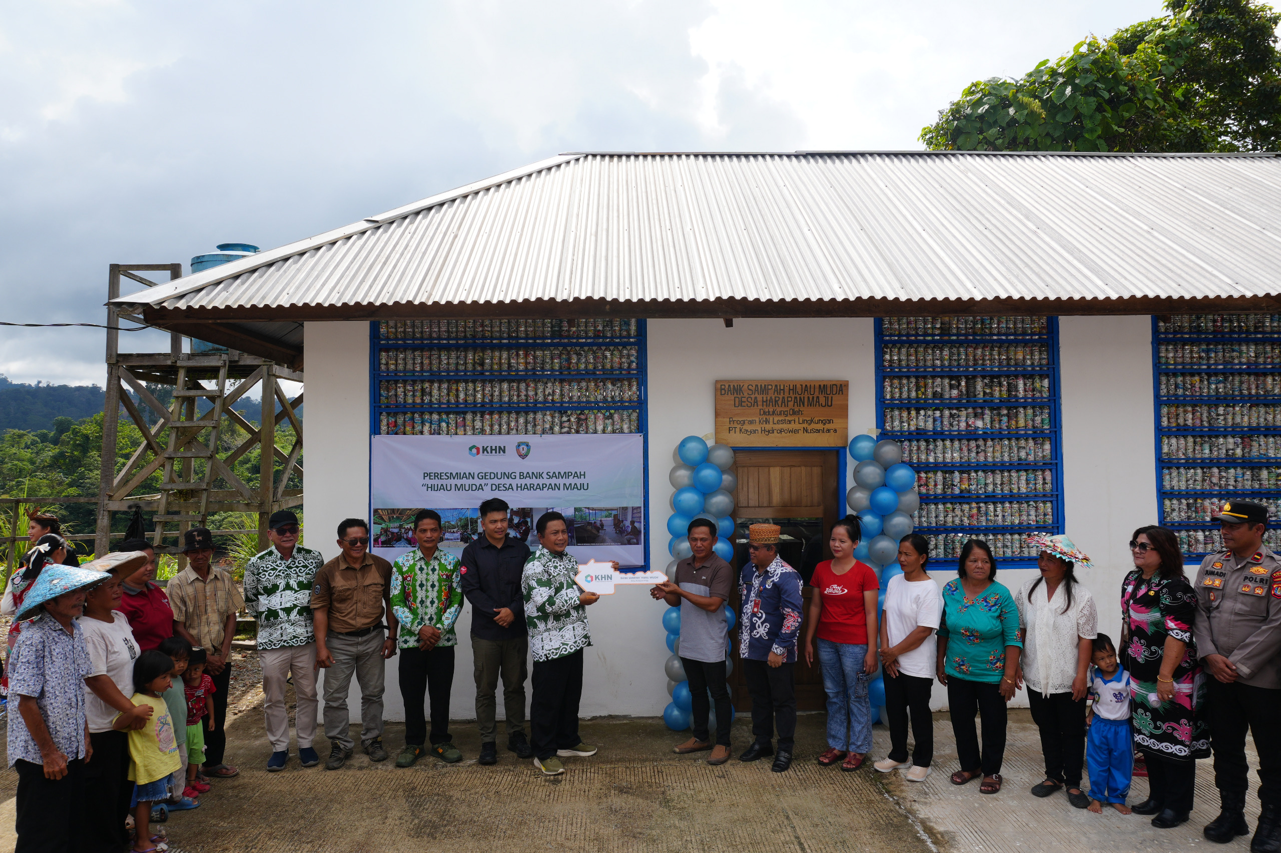 PT Kayan Hydropower Nusantara (KHN) kembali menegaskan komitmennya dalam mendorong lingkungan yang lestari dan masyarakat yang mandiri melalui peresmian Gedung Bank Sampah &ldquo;Hijau Muda&rdquo; di RT 05 Desa H